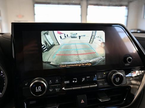 Used 2023 Toyota Highlander XLE image 17