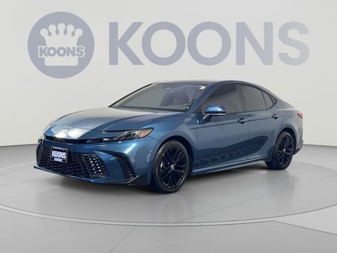 Used 2025 Toyota Camry SE w/ Convenience Package FWD image 1