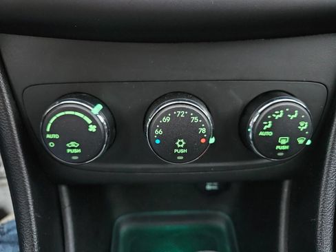 Used 2014 Dodge Avenger SXT image 15