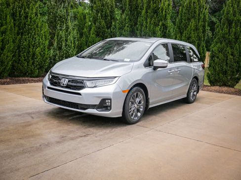 New 2026 Honda Odyssey Touring image 5