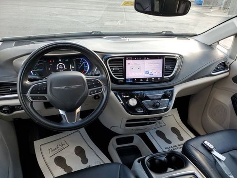 Used 2022 Chrysler Pacifica Touring-L image 32