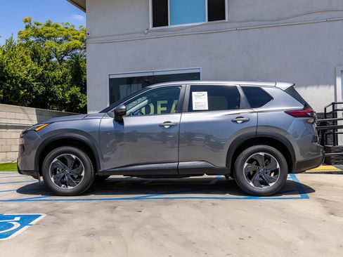 Used 2024 Nissan Rogue SV AWD/4WD image 11