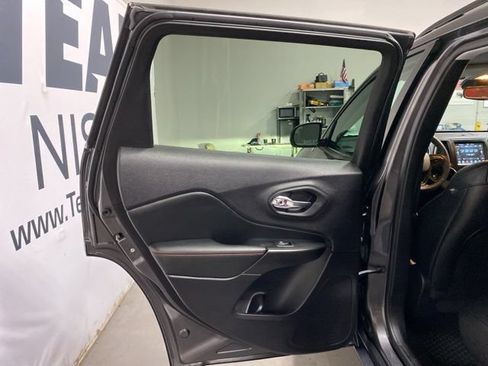 Used 2022 Jeep Cherokee Trailhawk w/ Trailer Tow Group AWD/4WD image 22