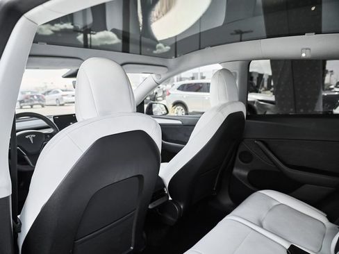 Used 2023 Tesla Model Y Long Range AWD/4WD image 37