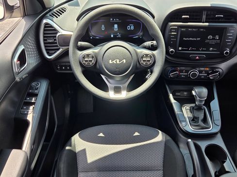 Used 2025 Kia Soul LX w/ LX Technology Package FWD image 7