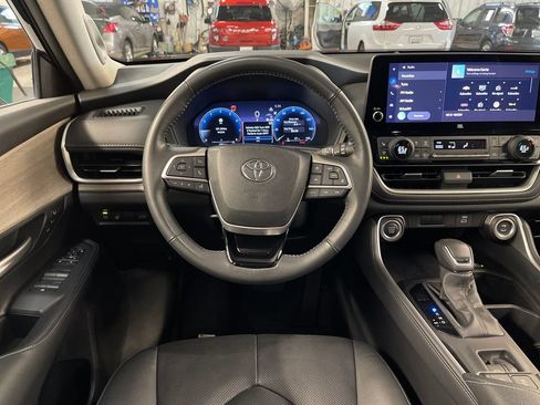 Used 2024 Toyota Grand Highlander AWD image 16
