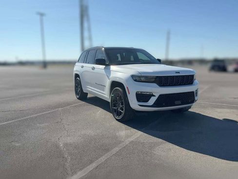 New 2025 Jeep Grand Cherokee Summit image 17