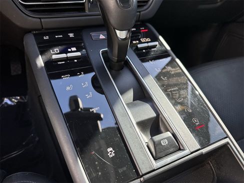 Used 2023 Porsche Macan Turbo image 52