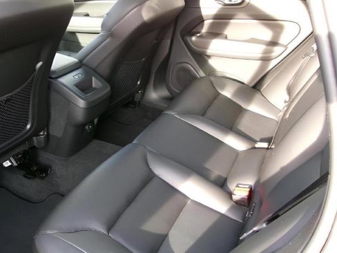 Used 2025 Volvo XC60 B5 Core AWD/4WD image 9