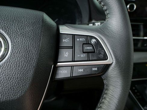 Used 2025 Toyota Sienna XLE w/ XLE Plus Package FWD image 11