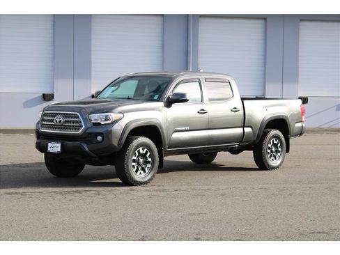 Used 2017 Toyota Tacoma TRD Off-Road w/ Premium & Technology Package image 1