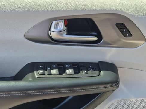 Used 2023 Chrysler Pacifica Touring-L FWD image 8
