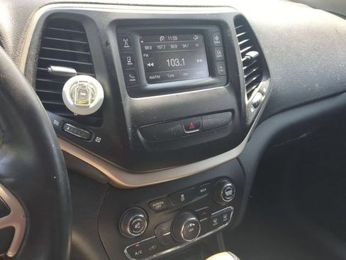 Used 2016 Jeep Cherokee Latitude FWD image 22