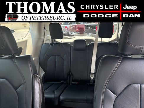 Used 2018 Chrysler Pacifica Touring-L Plus w/ Tire & Wheel Group FWD image 21