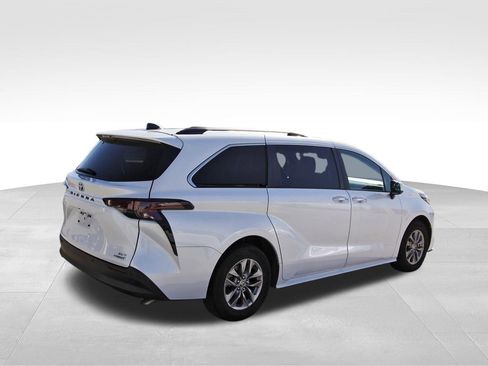 Used 2024 Toyota Sienna XLE image 4