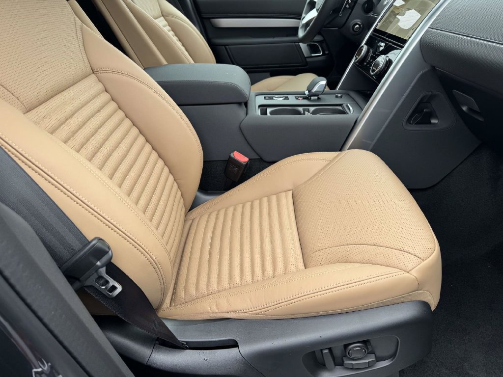 New 2026 Land Rover Discovery Limited Edition AWD/4WD image 14
