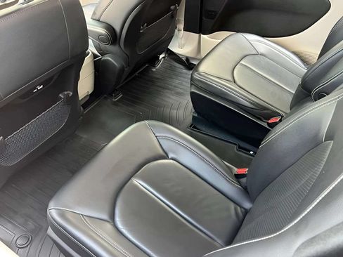 Used 2022 Chrysler Pacifica Touring-L FWD image 15