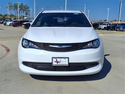 New 2026 Chrysler Voyager LX image 5