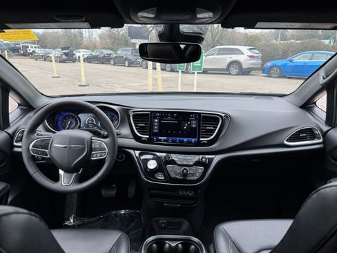 Used 2025 Chrysler Pacifica Select image 31