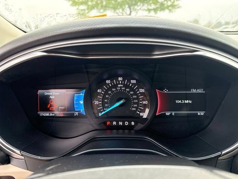 Used 2019 Ford Fusion SE FWD image 16