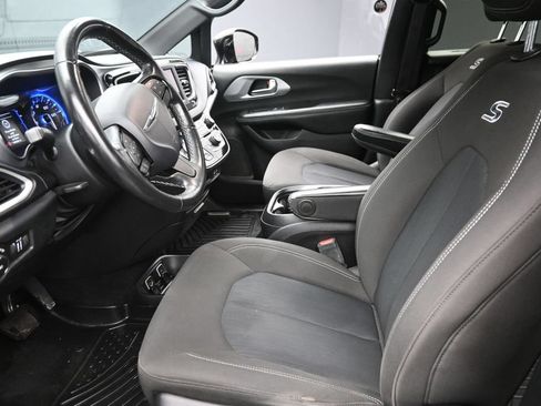 Used 2020 Chrysler Pacifica Touring w/ S Appearance Package FWD image 17