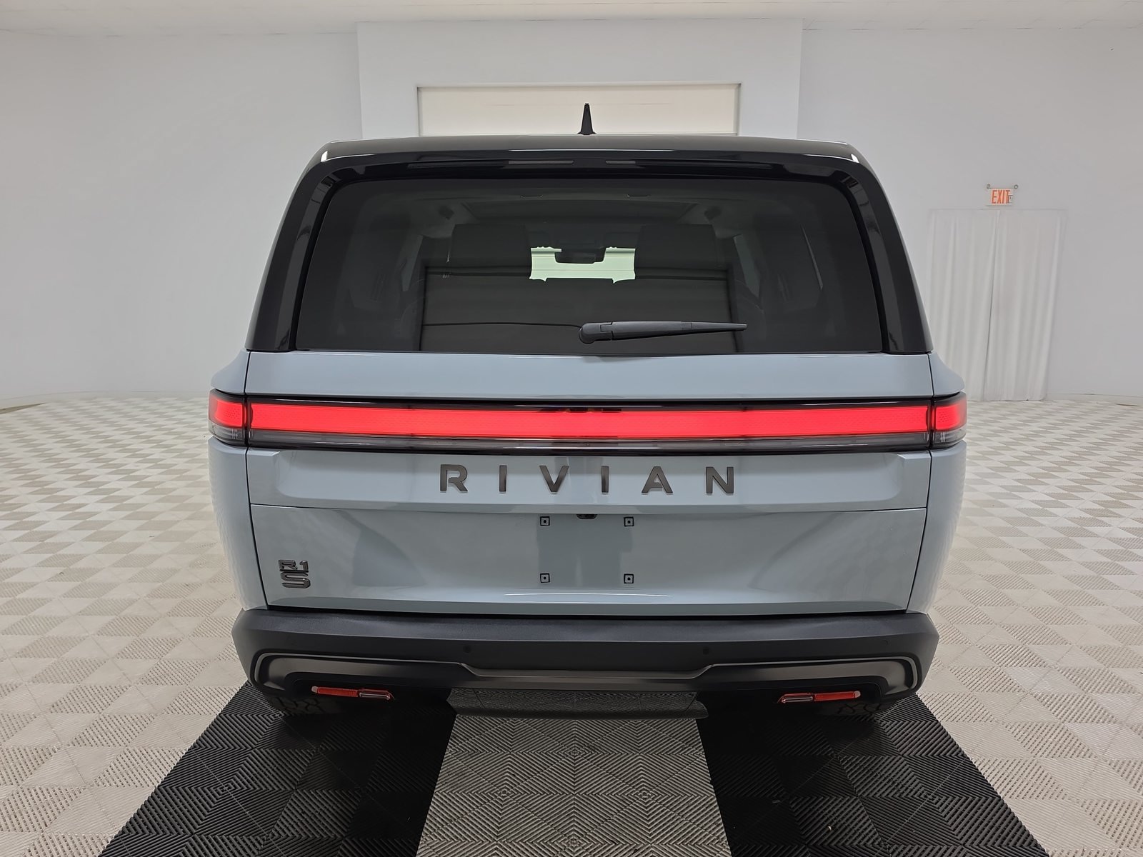 Used 2025 Rivian R1S Adventure Dual AWD/4WD image 4