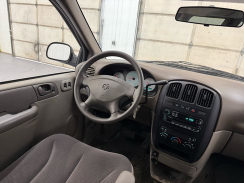 Used 2002 Dodge Caravan SE image 28