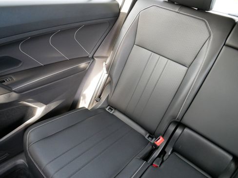 Used 2024 Volkswagen Tiguan SE image 12