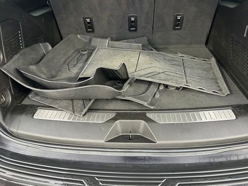 Used 2024 Chevrolet Suburban Z71 w/ Luxury Package image 19