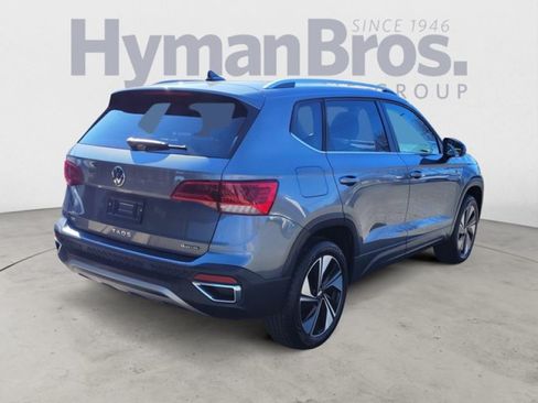 Used 2024 Volkswagen Taos SE w/ Panoramic Sunroof Package AWD/4WD image 3