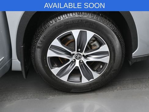Used 2022 Toyota Highlander XLE AWD/4WD image 39