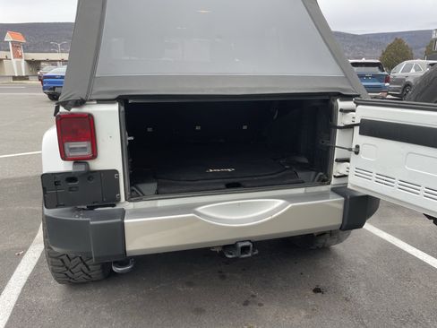 Used 2017 Jeep Wrangler Unlimited Sahara w/ Max Tow Package image 5