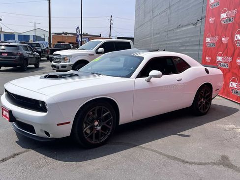 Used 2016 Dodge Challenger R/T RWD image 3