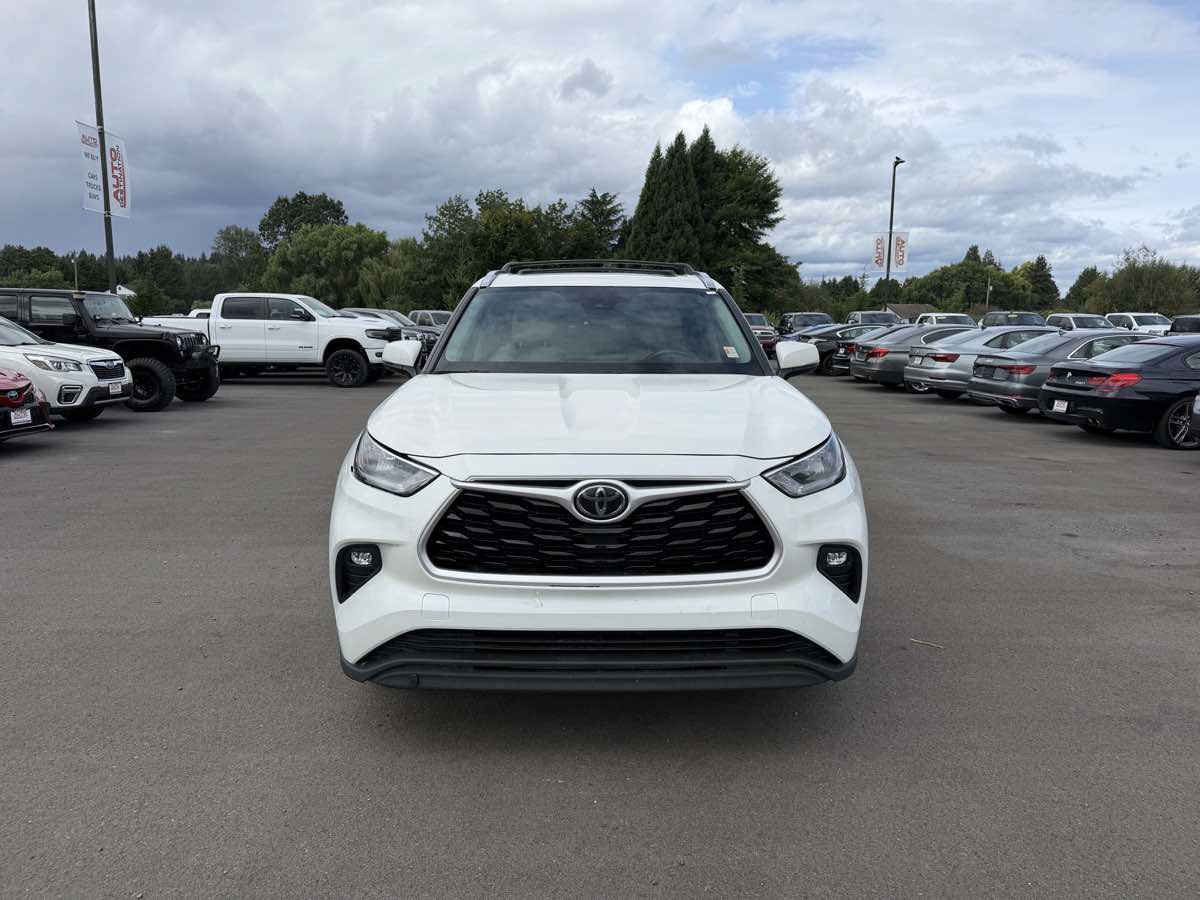 Used 2020 Toyota Highlander XLE AWD/4WD image 3