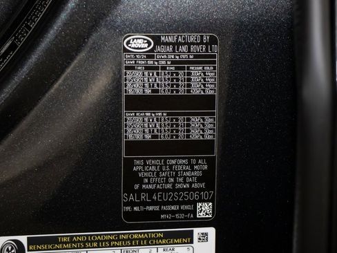 Certified 2025 Land Rover Discovery Dynamic SE image 24