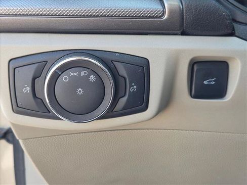 Used 2018 Ford Fusion SE w/ Fusion SE Technology Package FWD image 13