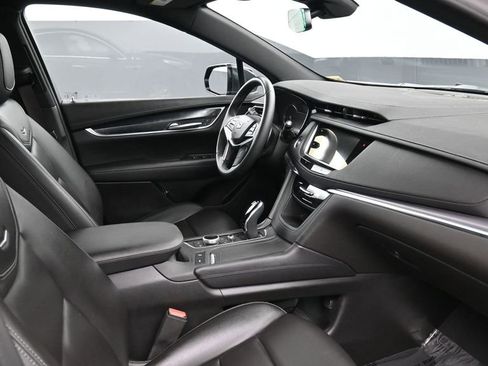 Used 2022 Cadillac XT5 Luxury FWD image 2