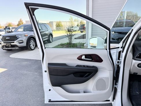 Used 2020 Chrysler Pacifica Limited image 13