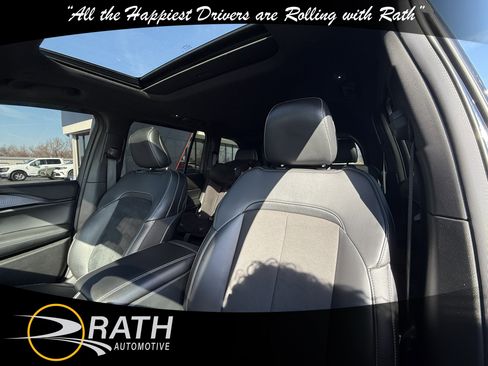 Used 2025 Jeep Grand Cherokee Altitude image 12