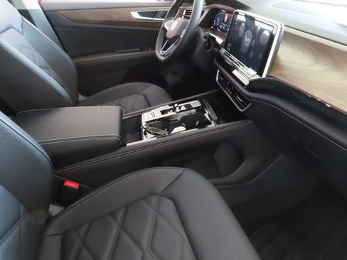 New 2025 Volkswagen Atlas SE image 27