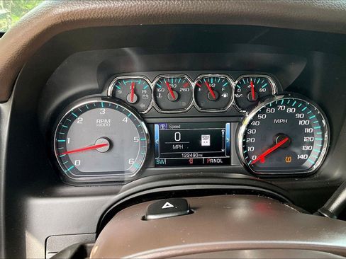 Used 2018 Chevrolet Suburban LT RWD image 13