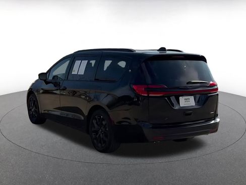 Used 2025 Chrysler Pacifica Limited image 11