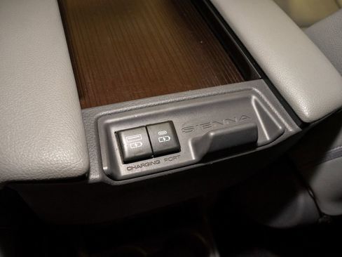 Used 2021 Toyota Sienna XLE image 8