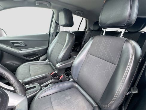 Used 2017 Chevrolet Trax LT w/ LT Convenience Package AWD/4WD image 19