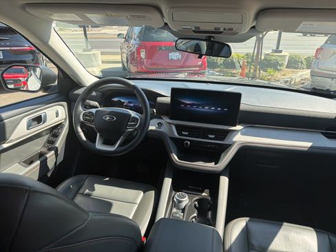 Used 2025 Ford Explorer Active w/ Active Comfort Package image 12