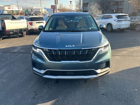 Used 2022 Kia Carnival EX image 2