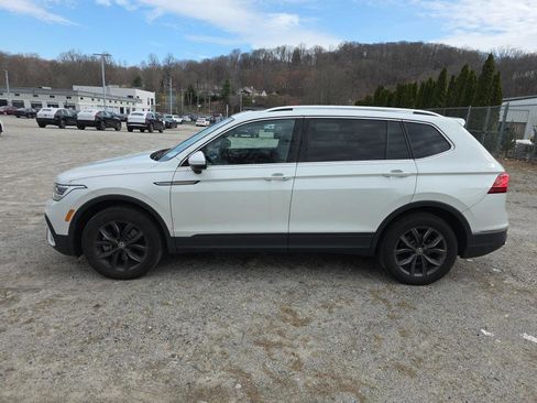 Used 2023 Volkswagen Tiguan SE w/ Panoramic Sunroof Package image 2