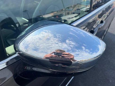 Used 2023 Chrysler Pacifica Limited FWD image 14
