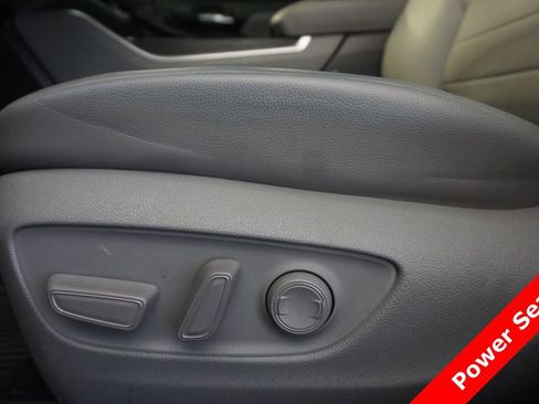 Used 2023 Toyota Highlander XLE AWD/4WD image 6