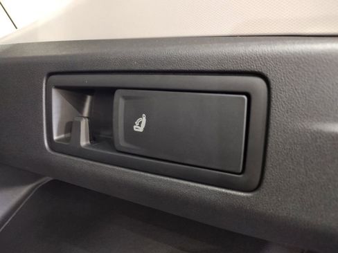 New 2025 Volkswagen Tiguan SE image 16